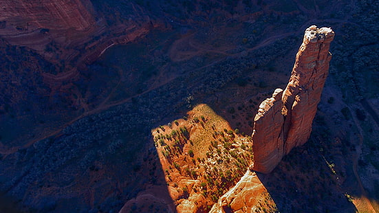 кафява скална формация, пейзаж, сянка, природа, скална формация, слънчева светлина, каньон, долина, скала, пустиня, скала, HD тапет HD wallpaper