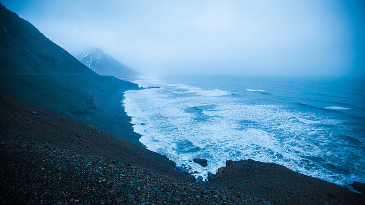 montanha marrom, natureza, água, ciano, mar, costa, costa, névoa, rochas, ondas, paisagem, montanhas, cinza, HD papel de parede