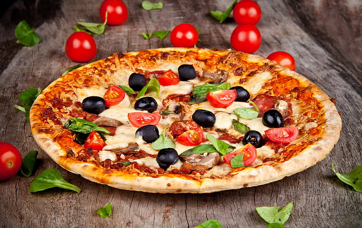 pizza au fromage et aux tomates, pizza, tomates, olives, champignons, fromage, plat, feuilles, nourriture, Fond d'écran HD