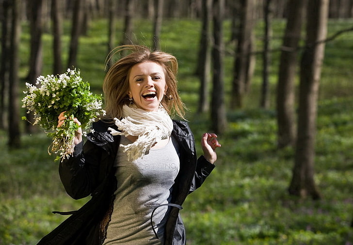여자의 회색 국자 셔츠와 흰색 스카프, 소녀, 금발, 산책, 미소, 웃음, 실행, 꽃, 숲, 잔디, 나무, HD 배경 화면