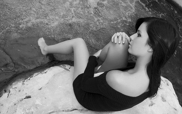 woman sitting on rock, women, amateur, dress, bare shoulders, water, barefoot, monochrome, long hair, model, HD wallpaper