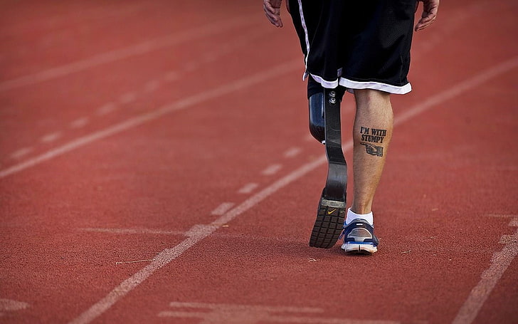 męskie czarne sztuczne nogi do biegania, nogi, tatuaż, proteza, mężczyźni, Tapety HD