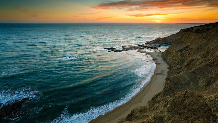 Matahari terbenam di Pantai HD, pantai, bukit, laut, matahari terbenam, ombak, Wallpaper HD