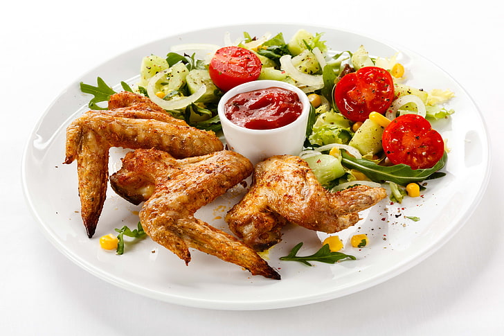 жареные куриные крылышки рядом с овощами в тарелку, курица, салат, кетчуп, тарелка, белый фон, HD обои