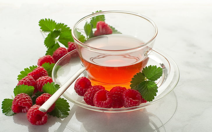 клубничный сок в прозрачной стеклянной чашке, малина, ягоды, горсть, чай, листовки, HD обои