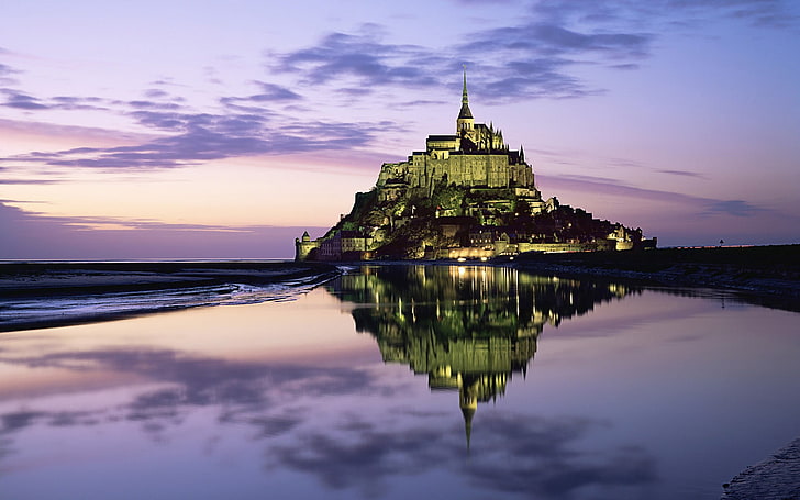 château marron, Mont Saint-Michel, ciel, eau, reflet, île, ciel violet, Fond d'écran HD