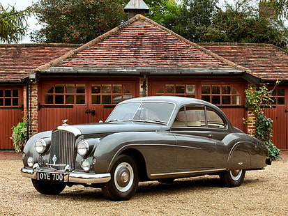 Classic Bentley, bentley, house, vintage wheels, antique, home, classic, cars, HD wallpaper HD wallpaper