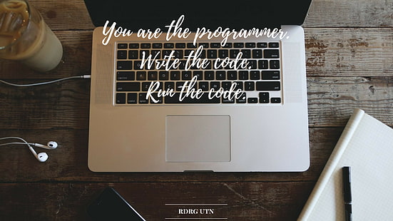 Silber MacBook, Code, Notebooks, Programmierer, Motivation, MacBook, Kopfhörer, Kaffee, HD-Hintergrundbild HD wallpaper