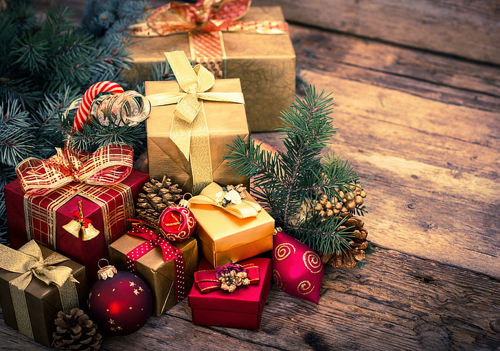 подаръчни кутии от различни цветове, декорация, играчки, дърво, подаръци, лък, Коледа, зима, кутия, Нова година, HD тапет