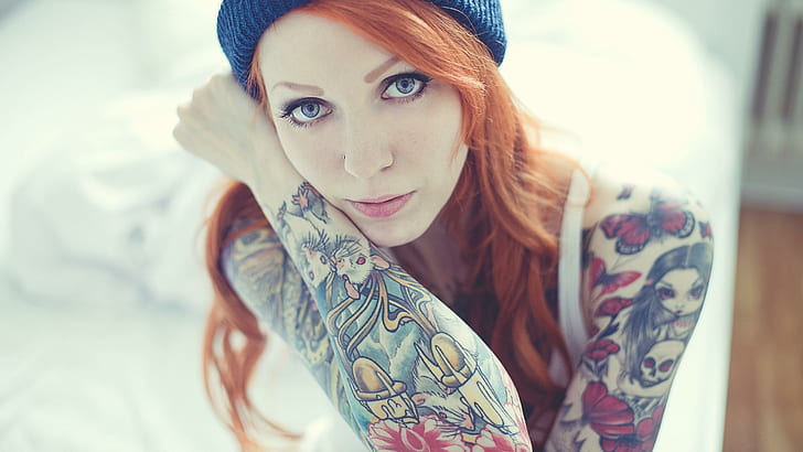 Татуирана червенокоса, дамска синя плетена шапка, момичета, 2560x1440, жена, татуировка, HD тапет