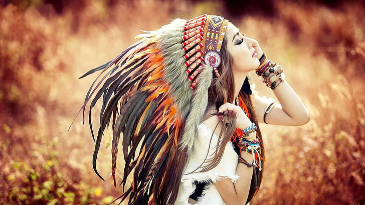 женский белый топ, фото женщины, закрывающей глаза, одетого в черно-коричневый головной убор коренных американцев, брюнетка, головной убор, азиатка, перья, закрытые глаза, HD обои