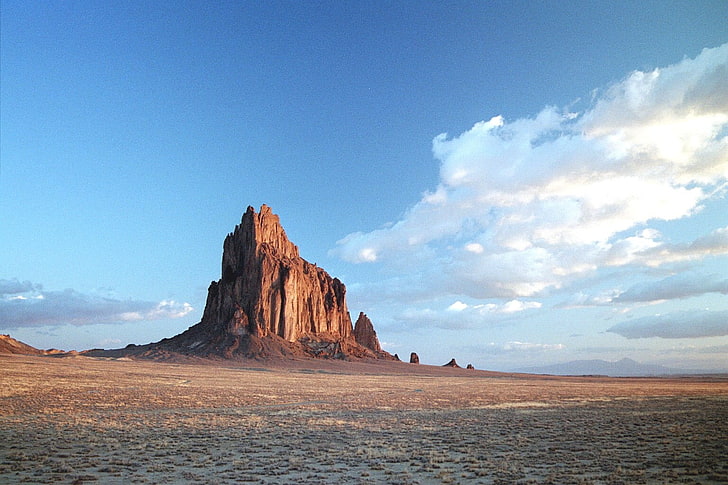 تصوير بانورامي للجبال والصحراء وصخرة السفينة، خلفية HD