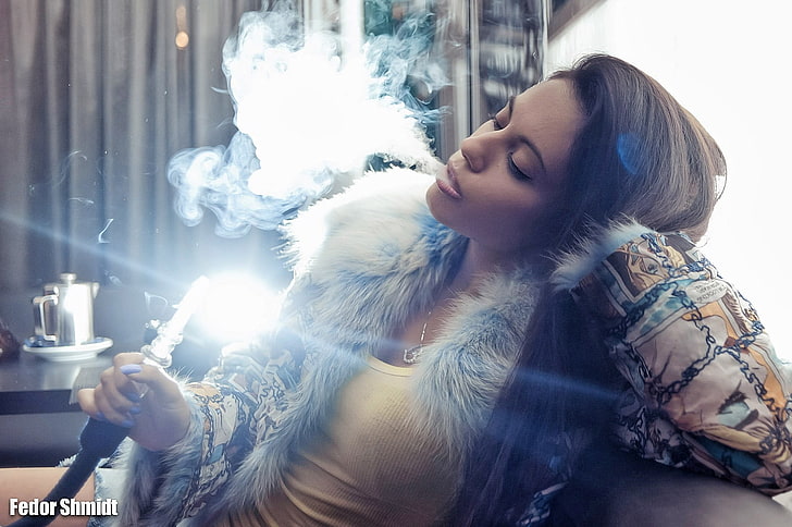 kobieta pali na kanapie, kobiety, modelka, paląca, podświetlenie, fajka wodna, brunetka, kaukaska, Fedor Shmidt, płaszcze, Tapety HD
