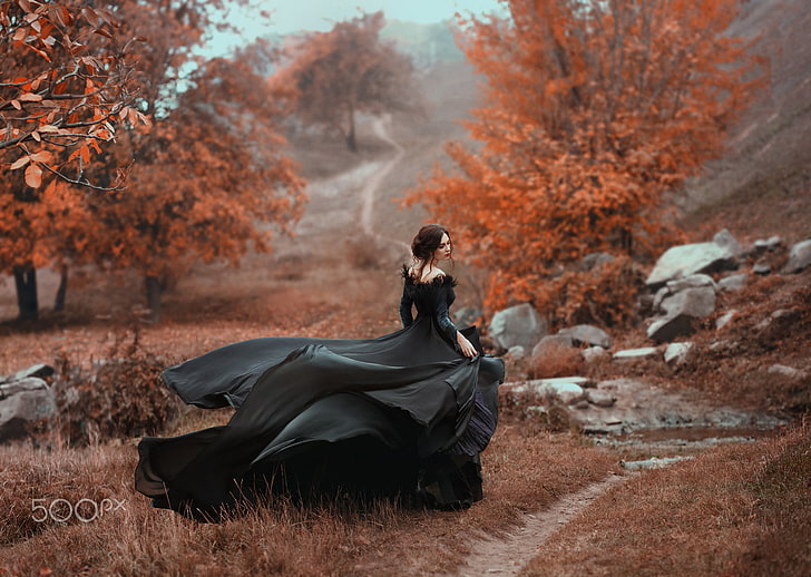 czarna sukienka damska z długimi rękawami, kobieta ubrana w czarną sukienkę maxi z odkrytymi ramionami stojąca między drzewami leśnymi, czarna sukienka, natura, jesień, 500px, kobiety, Irina Chernyshenko, Tapety HD
