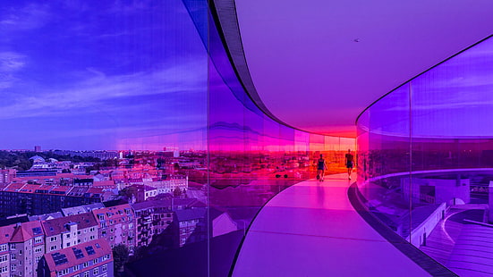 панорамна снимка на стъклена сграда до град, архитектура, сграда, стъкло, облаци, хора, Дания, град, къща, светлини, покриви, отражение, коридор, панорама, Орхус, HD тапет HD wallpaper