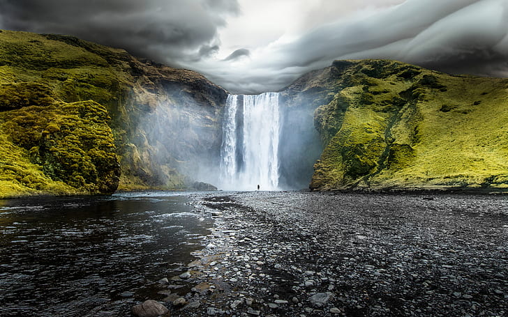 Skogafoss, Islândia, falésias, nuvens, verde, cinza, islândia, paisagem, montanhas, natureza, perspectiva, fotografia, escala, skógáriver, skógafoss, céu, água, cachoeiras, HD papel de parede