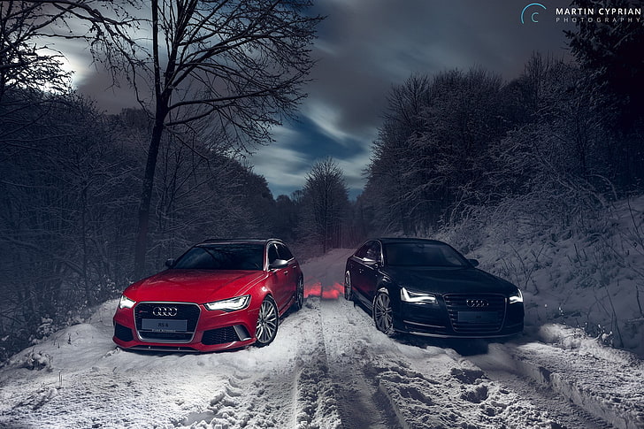 dos autos Audi negros y rojos, vehículo, automóvil, Audi, Audi RS6 Avant, Audi A8, invierno, nieve, árboles, bosque, larga exposición, nubes, Martin Cyprian, frente del vehículo, luces, naturaleza, paisaje, tarde, Fondo de pantalla HD