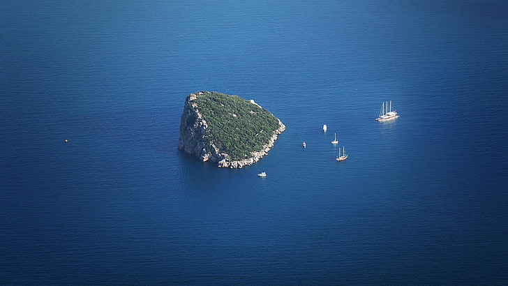 白いボート、自然、風景、ミニマリズム、水、海、島、岩、ボート、ヨット、帆船、青、木、空撮、鳥瞰図、アンタルヤトルコ、 HDデスクトップの壁紙