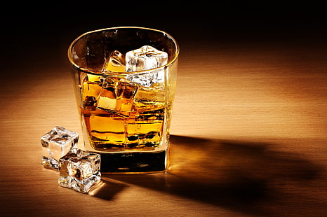 прозрачный стакан, лед, стол, кубики, стакан, тень, алкоголь, напиток, виски, HD обои HD wallpaper