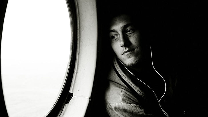 мъжко яке с качулка и слушалки, мъжки, монохромен, гледащ през прозореца, на закрито, тъмно, HD тапет
