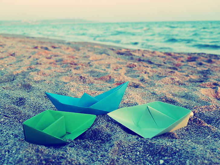 three blue, green, and white paper boats, paper boats, origami, surface, HD wallpaper