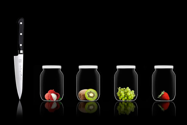 прозрачни стъклени буркани и нож за зидари, нож, чаши, плодове, буркани, прости, черни, черен фон, грозде, киви (плодове), ягоди, HD тапет