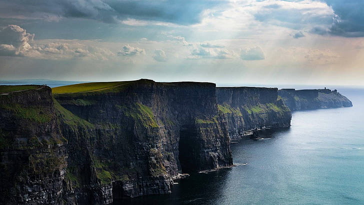 The Cliffs of Moher, Contea di Clare, Irlanda HD, scogliera verde e spo d'acqua, scogliere, nuvole, contea di clare, Irlanda, raggi di sole, le scogliere di Moher, acqua, Sfondo HD