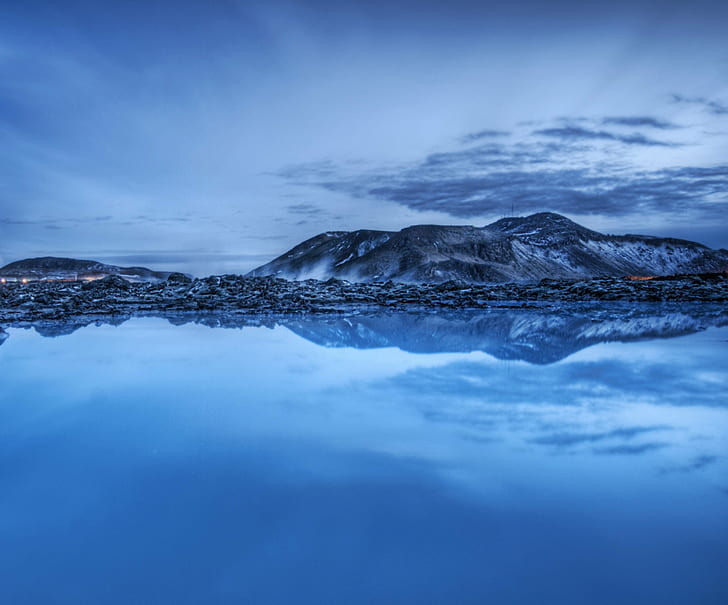 fotografía de paisaje de la isla cerca del cuerpo de agua, Milky, Blue Lagoon, fotografía de paisaje, isla, cuerpo de agua, d2x, Islandia, hdr, anochecer, noche, reflejo azul, montaña, naturaleza, agua, azul, mar, pintorescos, paisaje, Fondo de pantalla HD