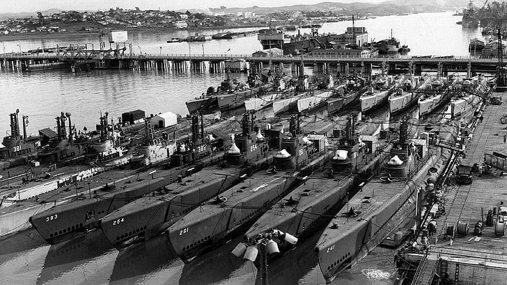 Foto en escala de grises de submarinos, barco, muelle, militar, submarino, vehículo, vintage, monocromo, Fondo de pantalla HD