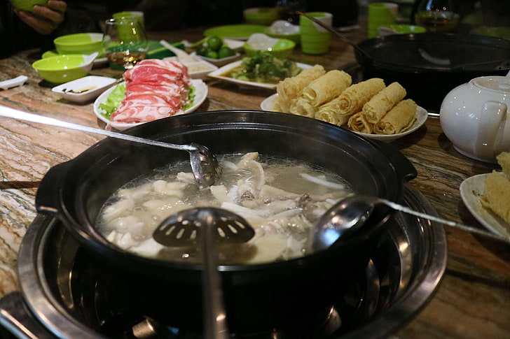 アジア人、ボウル、料理、料理、おいしい、夕食、料理、食べ物、美食、鍋、鍋、肉、スープ、春巻き、テーブル、ティーポット、木製テーブルトップ、 HDデスクトップの壁紙