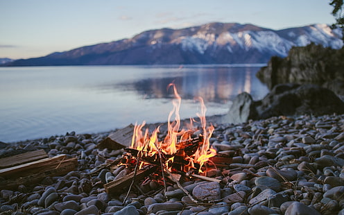 Лагерен огън, дълбочина на полето, огън, езеро, природа, камък, камъни, вода, HD тапет HD wallpaper