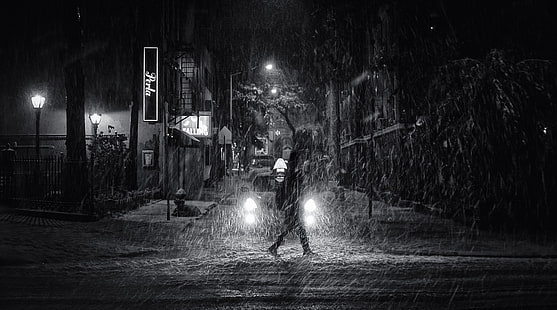zdjęcie w skali szarości przedstawiające osobę, deszcz, noc, miasto, samochód, monochromatyczne, Tapety HD HD wallpaper