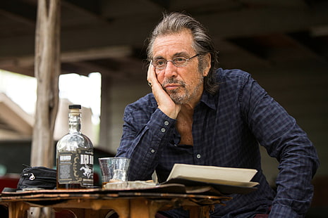Al Pacino, bord, glas, glasögon, skjorta, flaska, Al Pacino, ram, en skådespelare, Manglehorn, HD tapet HD wallpaper