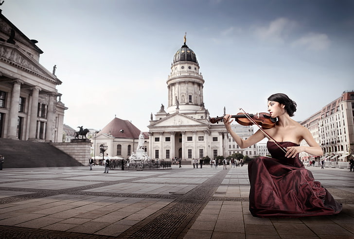 여자의 적갈색 끈이없는 드레스, 바이올리니스트, 도시, 광장, 음악, 바이올린, HD 배경 화면