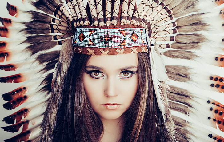 Mujer vestida con tocado de nativo americano blanco y naranja, modelo, indio, Lea Carina, Fondo de pantalla HD