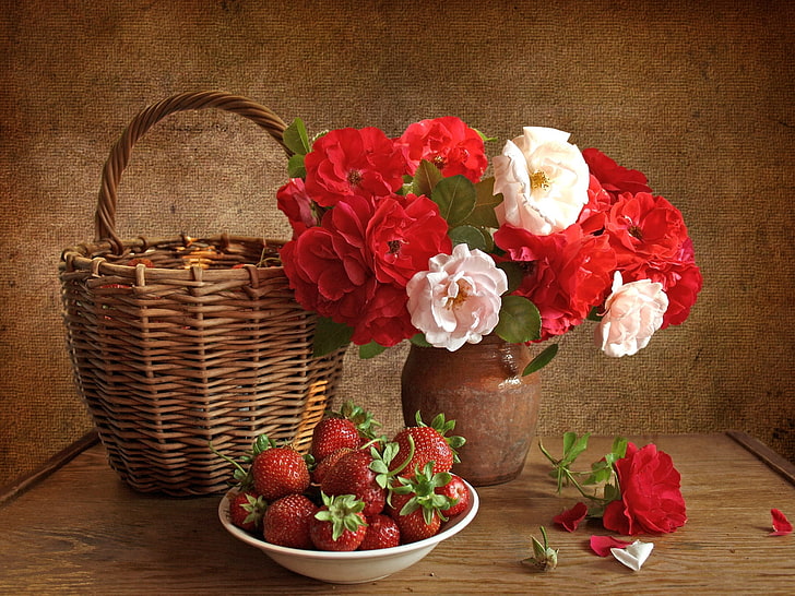 миска клубники, коричневая плетеная корзина и горшок с цветами, розы, цветы, клубника, корзина, натюрморт, HD обои