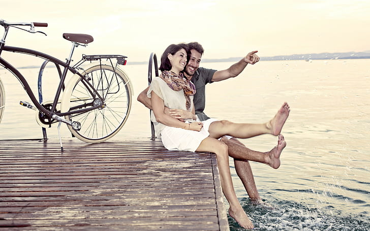 Szczęśliwa para, sylwetka pary siedzącej obok czerwonego roweru miejskiego, rower, miłość, związek, para, słońce, szczęśliwy, Tapety HD