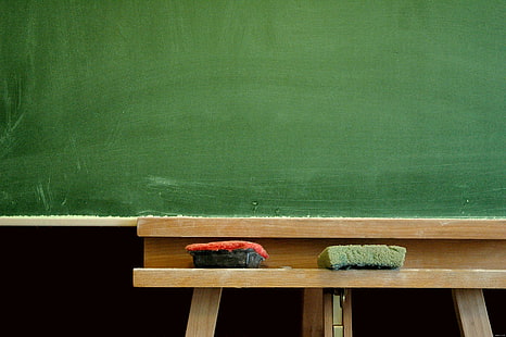 Stara tablica szkolna, czarno-czerwona gumka do tablicy i zielona gumka do tablicy, szkoła, tablica, różnorodna, stara, vintage, Tapety HD HD wallpaper