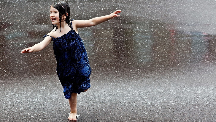 голубой ремешок спагетти, платье, дорога, дождь, капли, макро, радость, дети, город, поза, улыбка, самолет, дождь, улица, настроение, волосы, веселье, ребенок, смех, мокрая, босиком, фигура, брюнетка, девушка, широкоформатные обои, обои для рабочего стола, на одной ноге, голубое платье, 2560 * 1440, HD обои