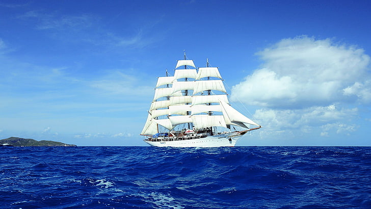 velero blanco navegando durante el día, barco, agua, mar, velero, olas, nubes, horizonte, colinas, Fondo de pantalla HD
