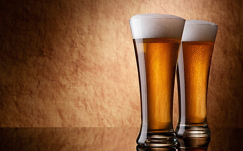 deux verres à boire clairs, bière, mousse, mur, bulles, table, reflet, verre à boire, beige, marron, Fond d'écran HD HD wallpaper