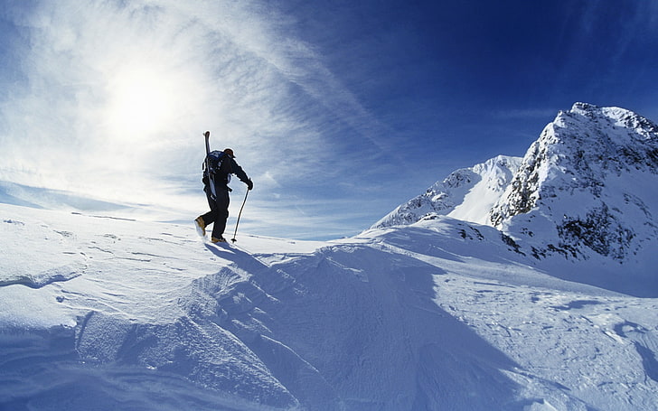 Skiing Extreme Sports HD Desktop Wallpaper 03, hombre escalando montañas cubiertas de nieve durante el día, Fondo de pantalla HD