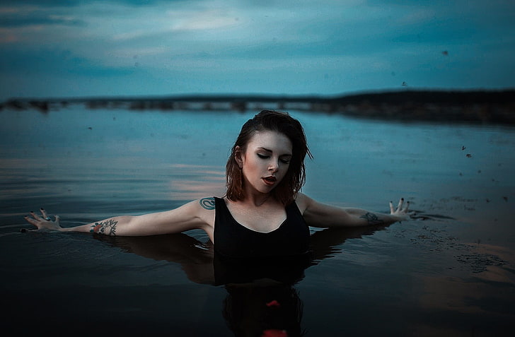 Frauen schwarz ärmelloses Top, Frauen, Fluss, geschlossenen Augen, Tattoo, nassen Körper, HD-Hintergrundbild