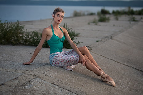kobiety, modelka, kobiety na dworze, siedząca, Dmitry Shulgin, brunetka, baletki, Tapety HD HD wallpaper