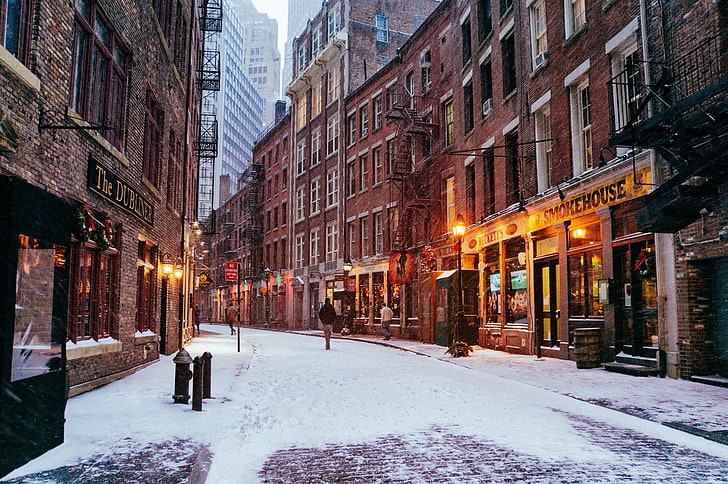 茶色の建物、冬、道路、雪、都市、人々、通り、窓、建物、家、ニューヨーク、アメリカ、マンハッタン、ニューヨーク、ニューヨーク市、店舗、通行人、金融街、 HDデスクトップの壁紙