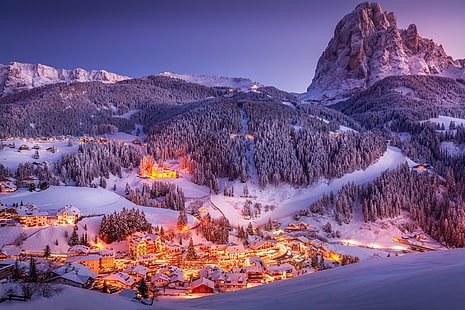 cidade perto da montanha coberta com fotografia de neve, inverno, luz, neve, montanhas, noite, noite, Alpes, cidade, HD papel de parede HD wallpaper