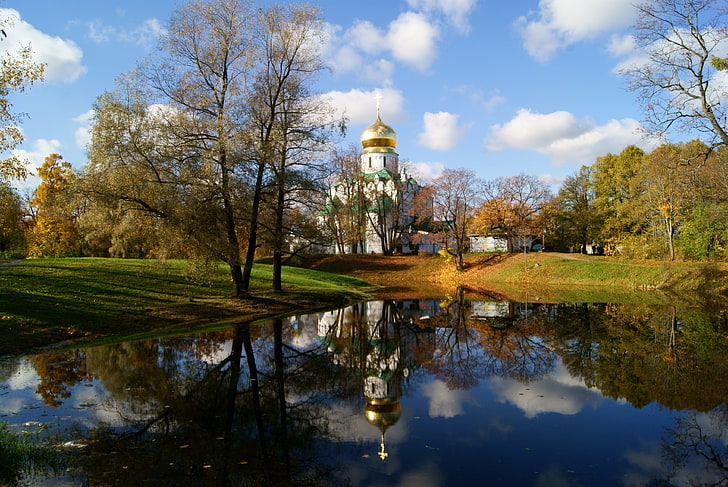 الأشجار الخضراء ، المعبد ، الكنيسة ، الضريح ، القبة ، البحيرة ، الخريف ، سان بطرسبرج، خلفية HD