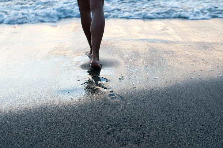 النساء ، آثار الأقدام ، الشاطئ، خلفية HD