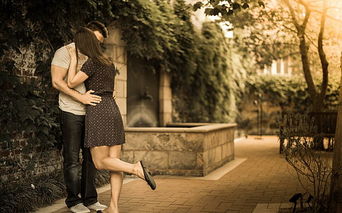 Paar-Kuss-Liebes-Stimmung, schwarzes und braunes formales Kleid der Frauen, Paar, Kuss, Liebe, Stimmung, HD-Hintergrundbild HD wallpaper