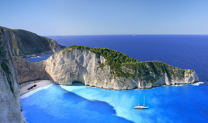 bateau blanc, plage, nuages, rochers, île, Grèce, mer Ionienne, Zakynthos, naufrage, Fond d'écran HD